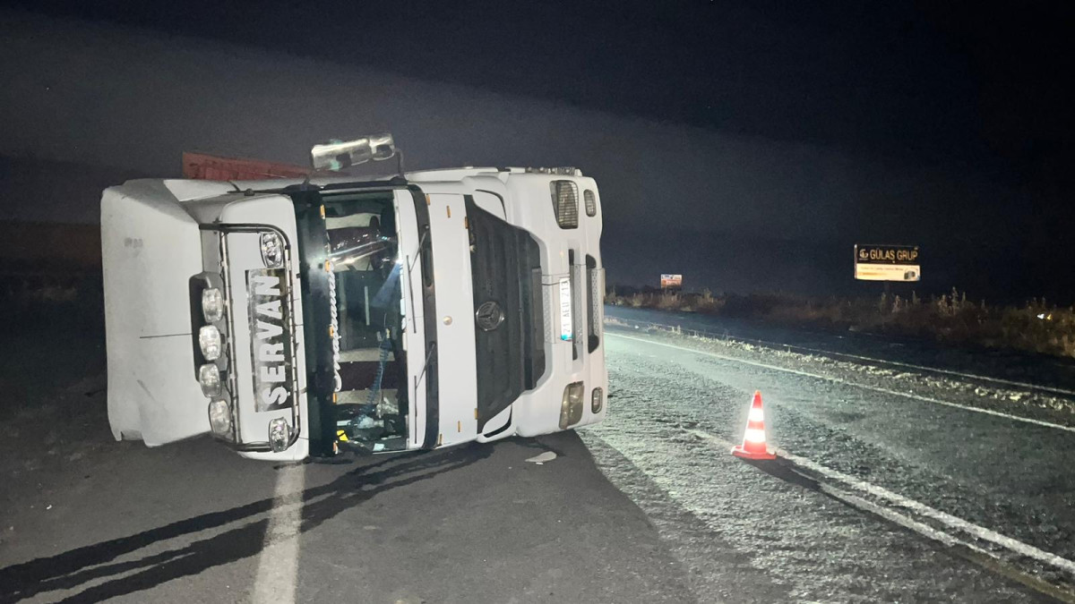 DEVRİLEN TIR'DAN YARA ALMADAN KURTULDU 