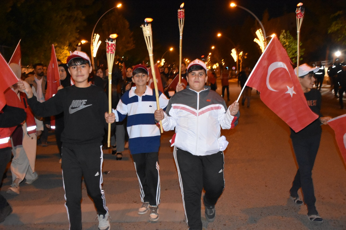 Siverek’te Cumhuriyetin 101. Yılı Fener Alayı Yürüyüşü ile Kutlandı